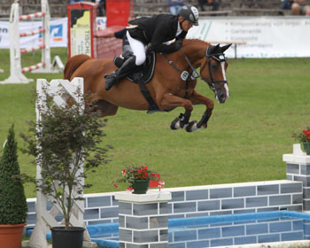 Thomas Kleis gewann auf Questa Vittoria den Großen Preis von Lübzer in Sukow und die Meisterschaft. Fotos: Jutta Wego